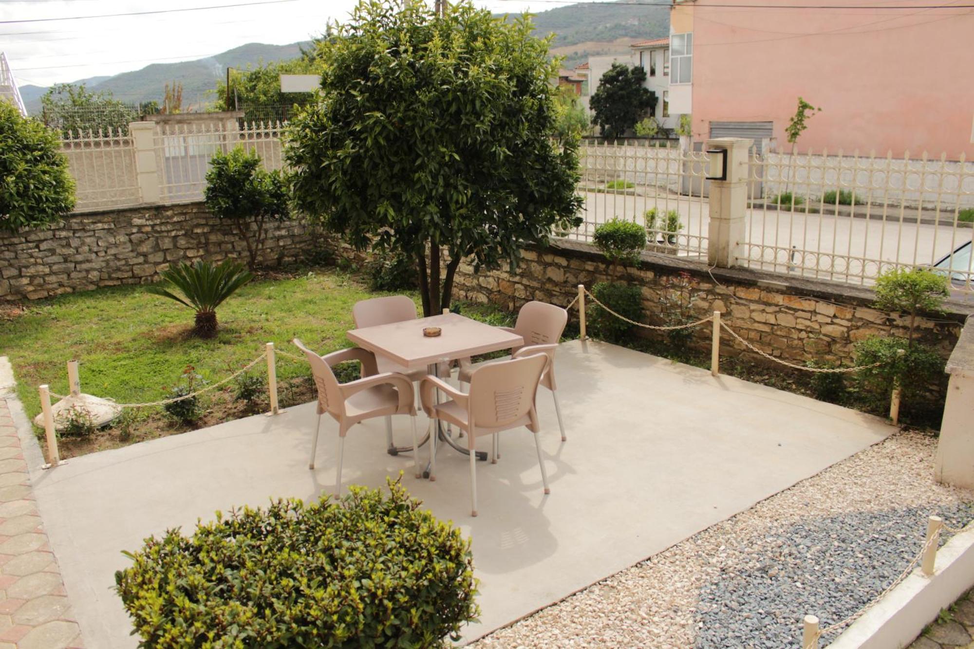 Hotel Vila Maledhi Berat Buitenkant foto